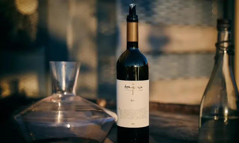 premiove vino, fľaška, dekantér