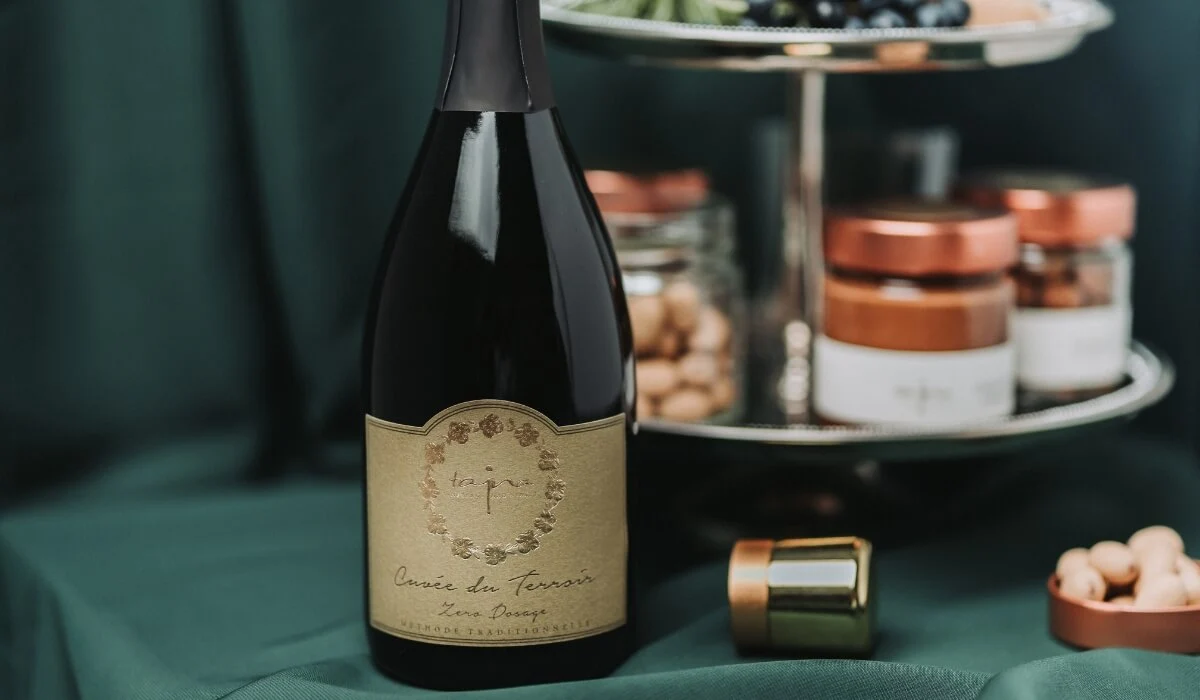 sekt vino tajna na stole