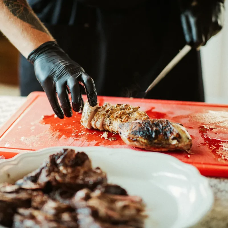 Hovädzí flank steak s dusenou fazuľkou a slaninou - vinárstvo TAJNA