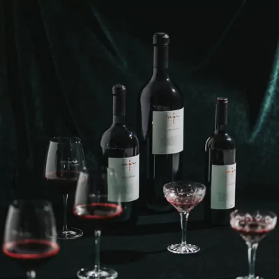veľké formáty vína Magnum s pohármi vína